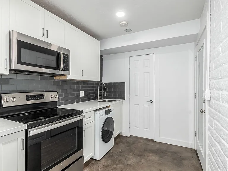 328 E Willetta St #16 — Photo 11