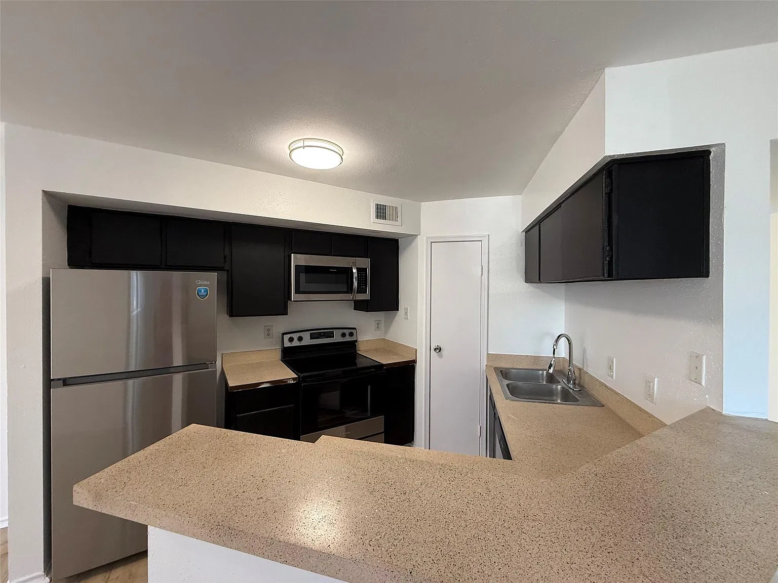 1 bed, 1.0 bath, 762 sqft, $975 — Photo 2