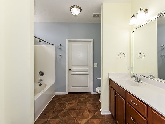 4th image of 1104 Savannah Ave