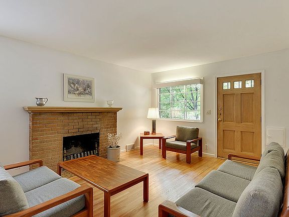 4th image of 1022 26th Ave SE