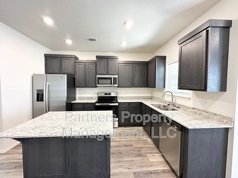 3 bed, 3.5 bath, 2000 sqft, $1,750 — Photo 3