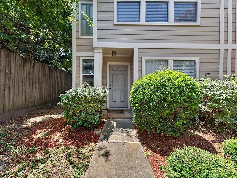 1317 Paige St — Photo 2