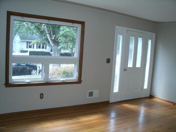 3rd image of 4508 Blaine Ave SE