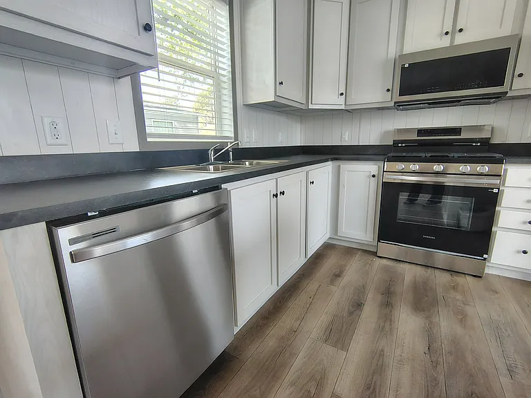 Linden Place — Photo 5