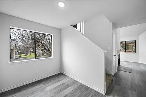 5th image of 9825 Walnut St #206