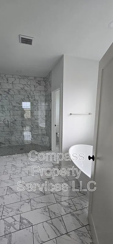 4 bed, 2.5 bath, 2103 sqft, $3,200 — Photo 3