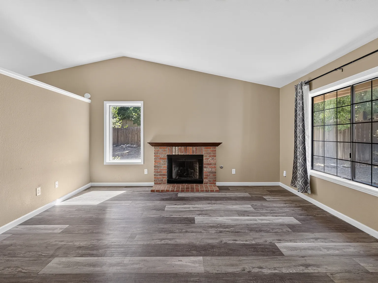3 bed, 1032 sqft, $2,400 — Photo 2