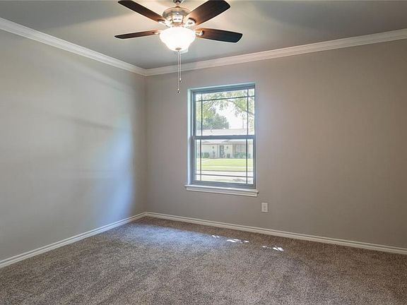 3rd image of 302 Woodcrest Dr