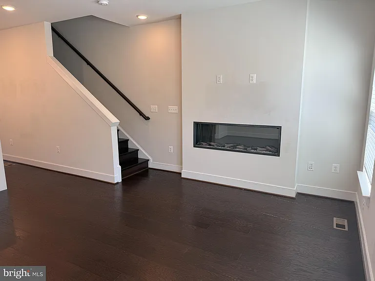 115 Dickenson Dr — Photo 6