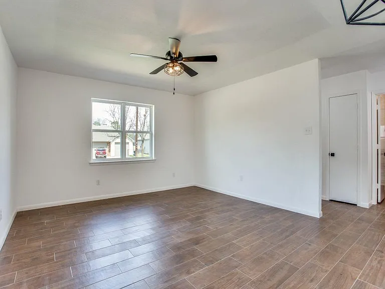 1307 Worthington St — Photo 3