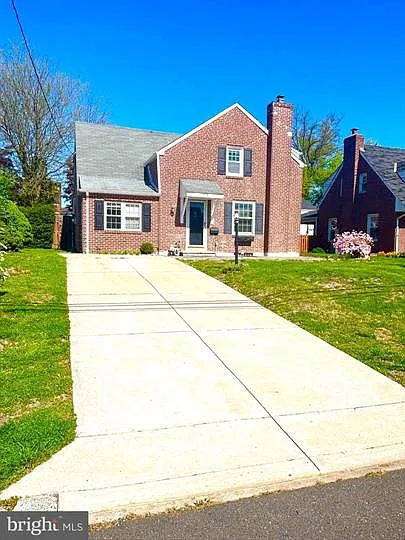 4 bed, 2.5 bath, 2472 sqft, $3,000 — Photo 2