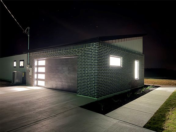 4th image of 2091 Goodwyn Rd