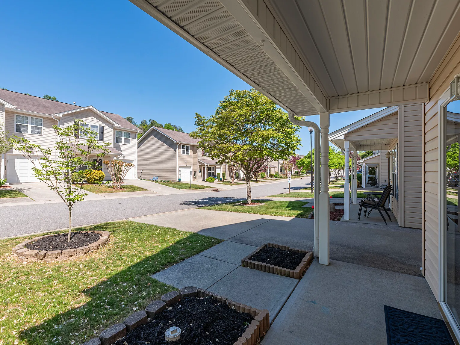 3 bed, 2.5 bath, 1253 sqft, $1,800 — Photo 3
