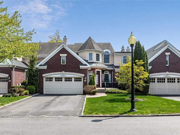 72 Kensington Circle, North Hills, NY 11030