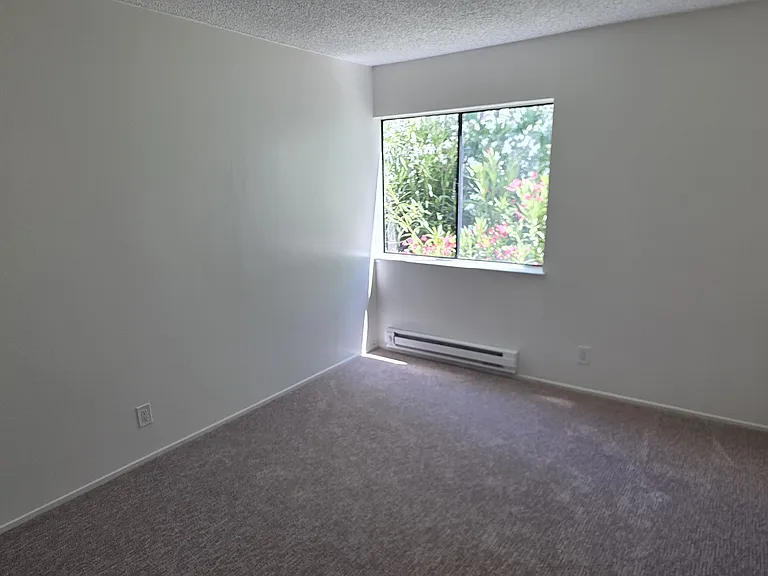 1049 Shell Blvd #8 — Photo 10