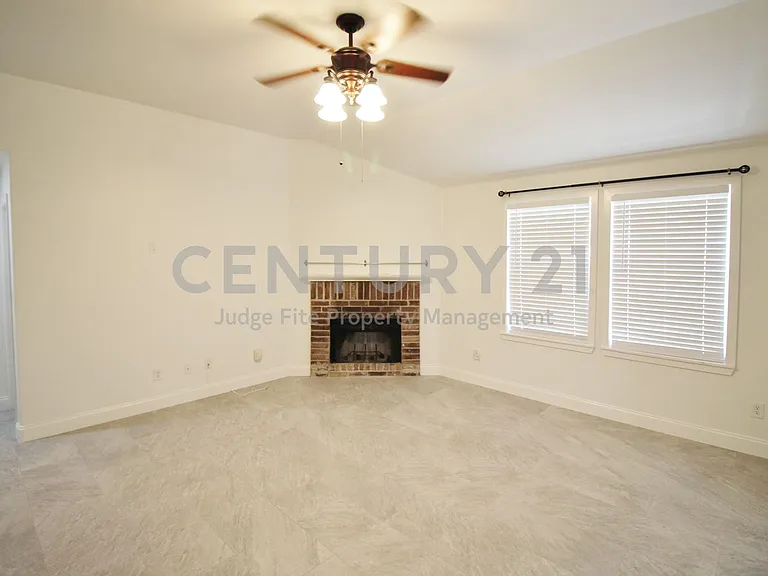928 Oakcrest Dr — Photo 3