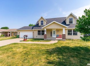 208 3rd St, Durant, IA 52747
