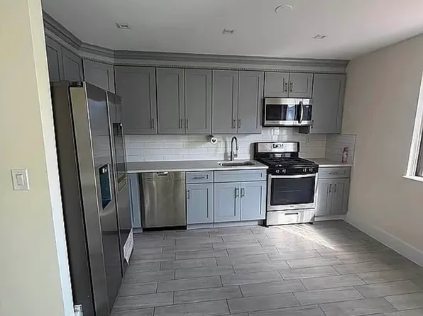 4004 Victory Boulevard image 3 of 14