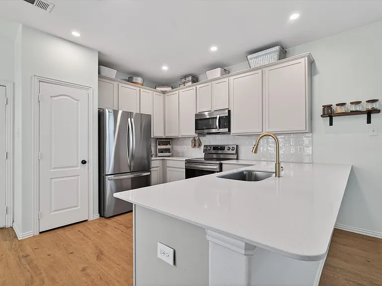 10008 Hanover Dr — Photo 6