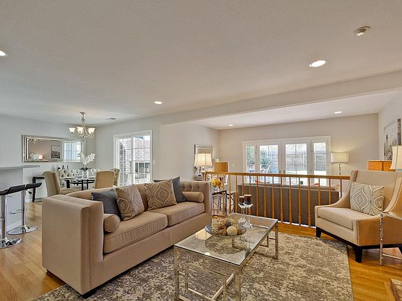 3rd image of 1025 E Cardinal Dr