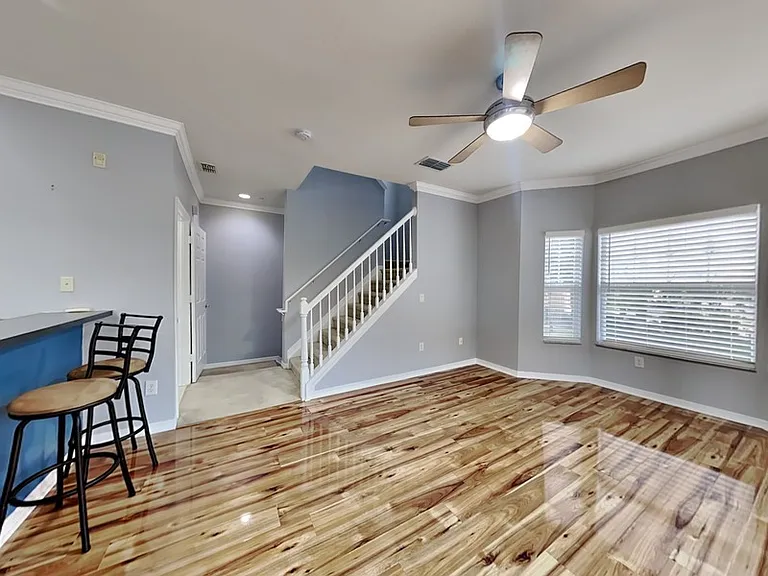 2550 Grand Central Pkwy #11 — Photo 8