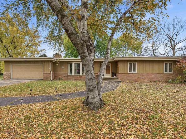 1370 Breezewood Ln, Neenah, WI 54956