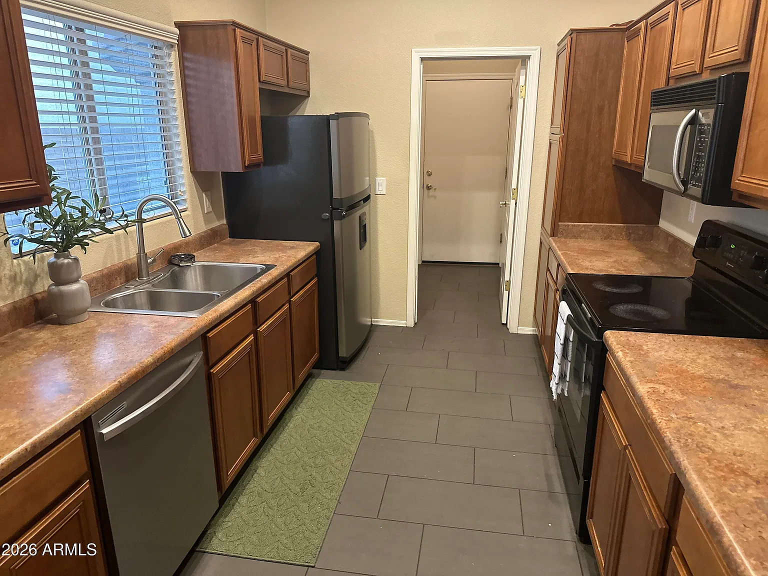 3 bed, 4.0 bath, 1625 sqft, $2,199 — Photo 2