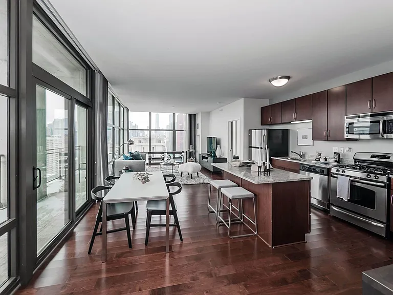 Astoria Tower — Photo 19