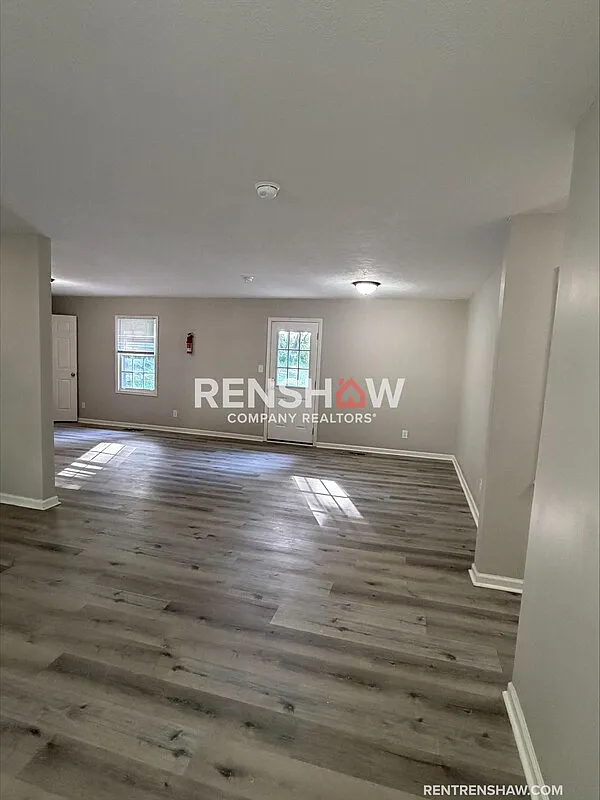 5 bed, 2.0 bath, 2455 sqft, $1,800 — Photo 2