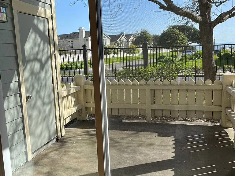 213 Lakeshore Ct — Photo 13