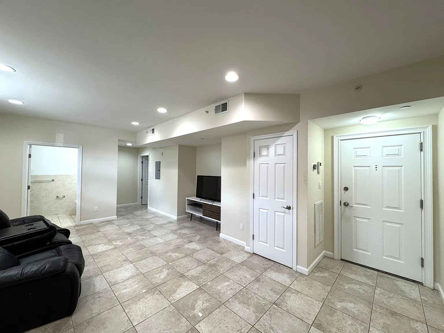 1 bed, 700 sqft, $2,400 — Photo 4