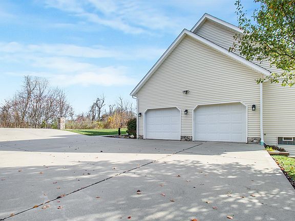 4th image of 15 Garden Ln
