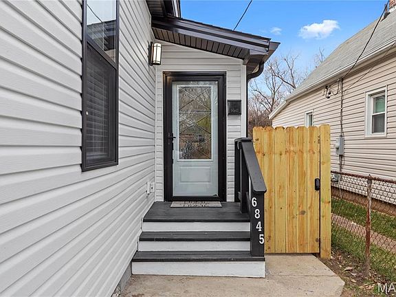3rd image of 6845 Magnolia Ave