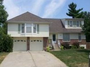 1100 NE Oak Tree Dr, Lees Summit, MO 64086