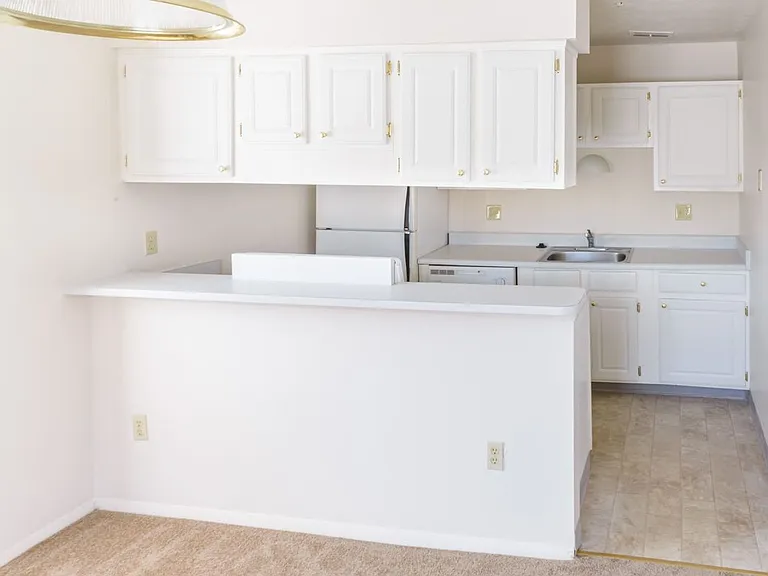 Windsor Gardens Apartments — Photo 107