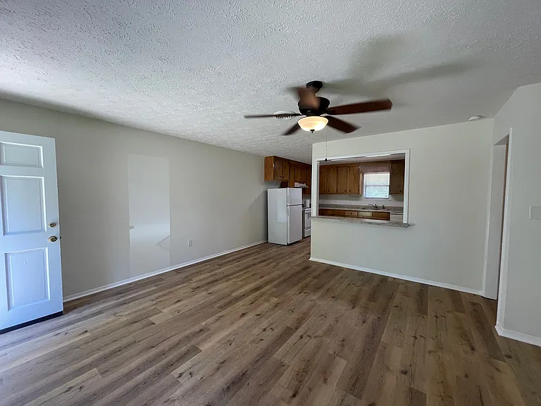 105 Redstone Dr — Photo 13