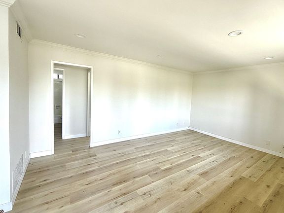 5th image of 113 N Grand Oaks Ave