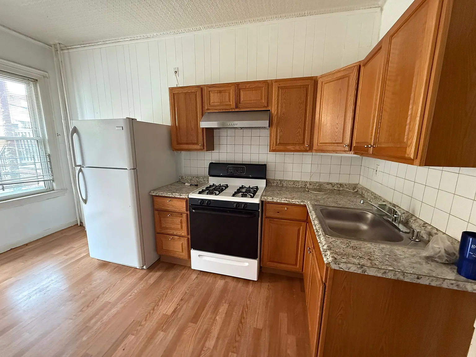 3 bed, 1200 sqft, $3,596 — Photo 2
