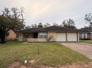 105 Chestnut St, Lake Jackson, TX 77566