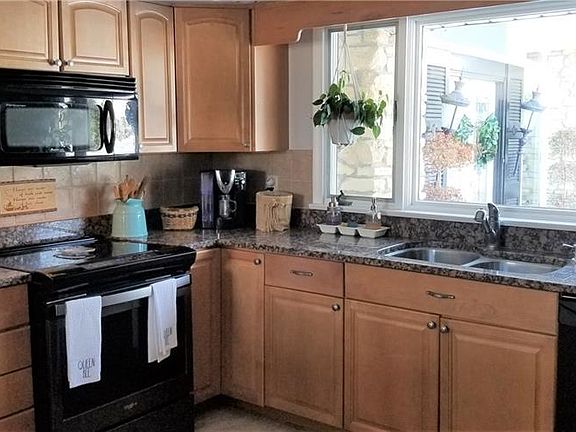4th image of 12 Wind Ridge Ct