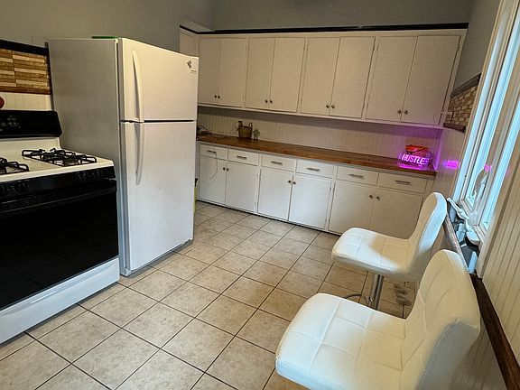 2nd image of 527 Richmond Ave #2