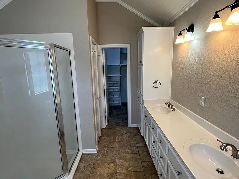 109 E Chapman Rd — Photo 12