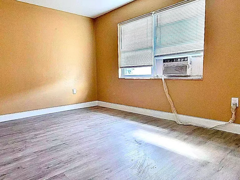 2408 Linhart Ave — Photo 9