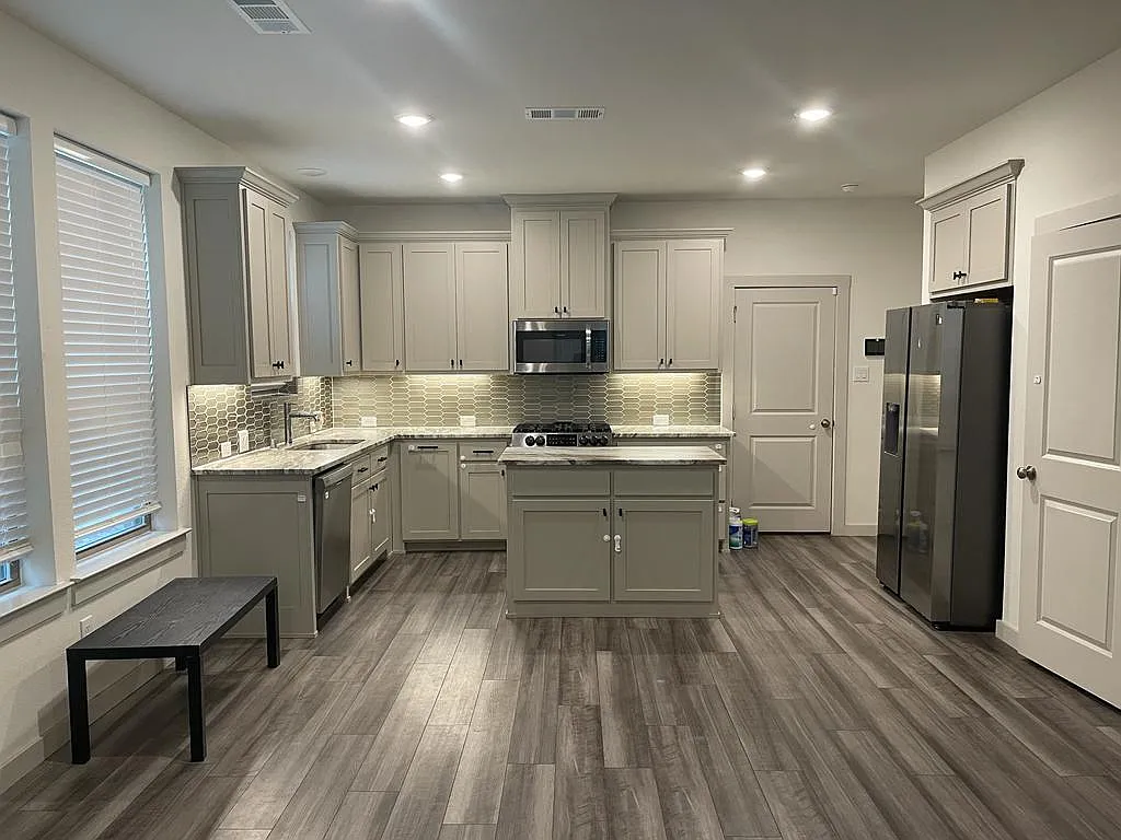 3 bed, 2001 sqft, $3,000 — Photo 4