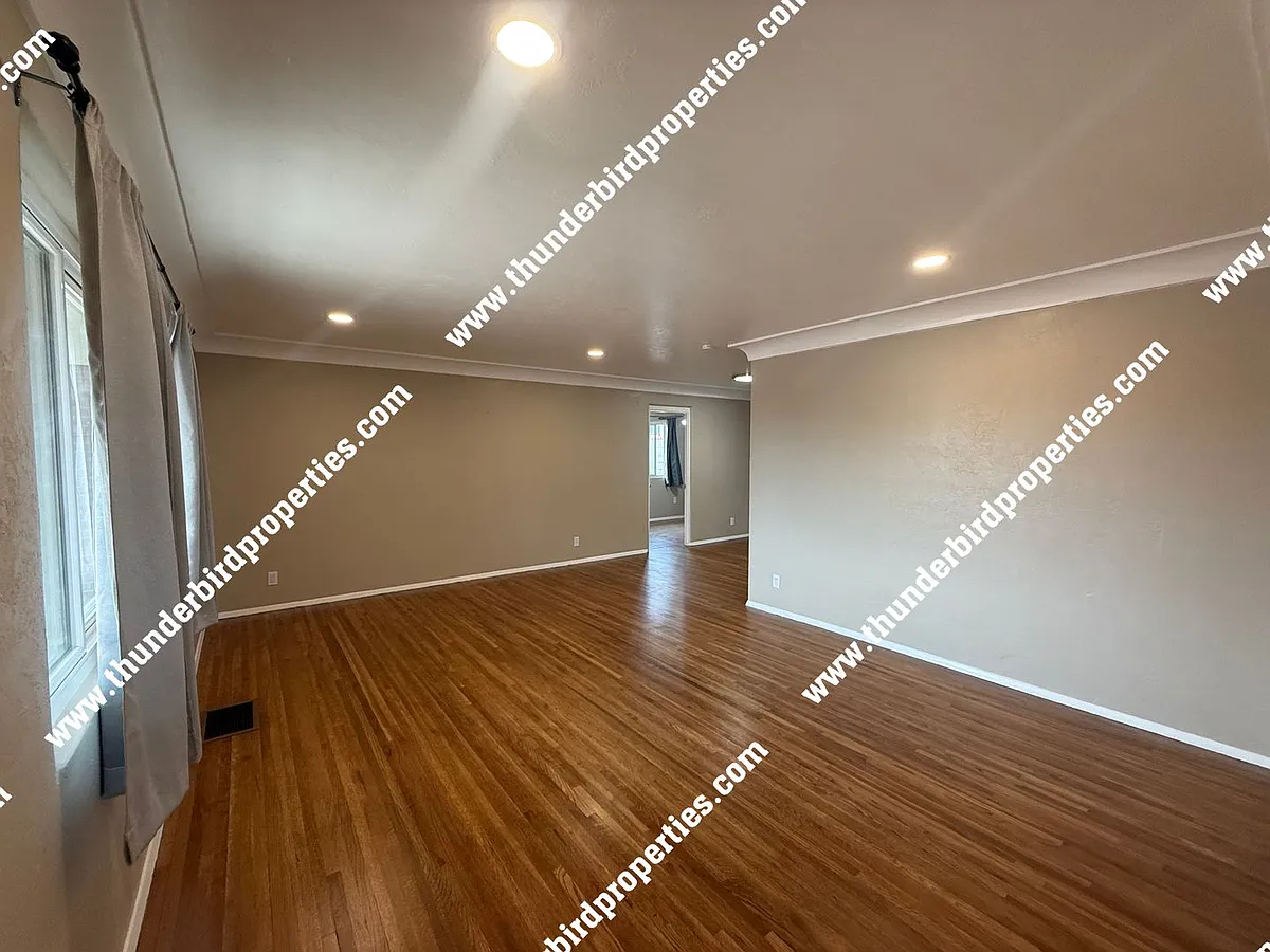 Building Photo - 7408 Euclid Ave NE