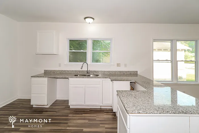 1592 Southern Ave — Photo 8