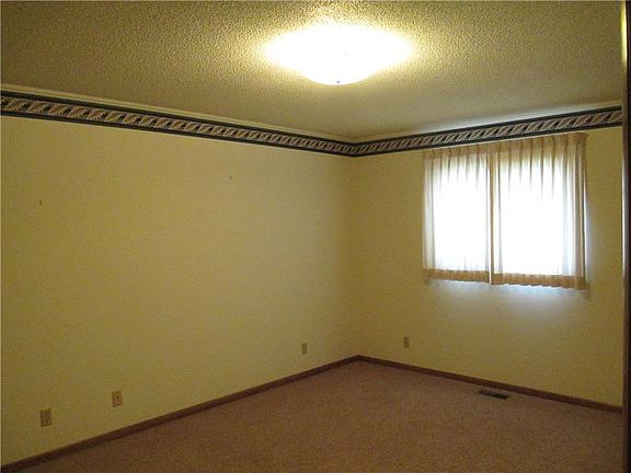5th image of 302 N Sunny Lane Park Dr