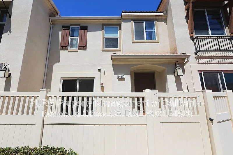 3 bed, 2.0 bath, 1300 sqft, $2,795 — Photo 2