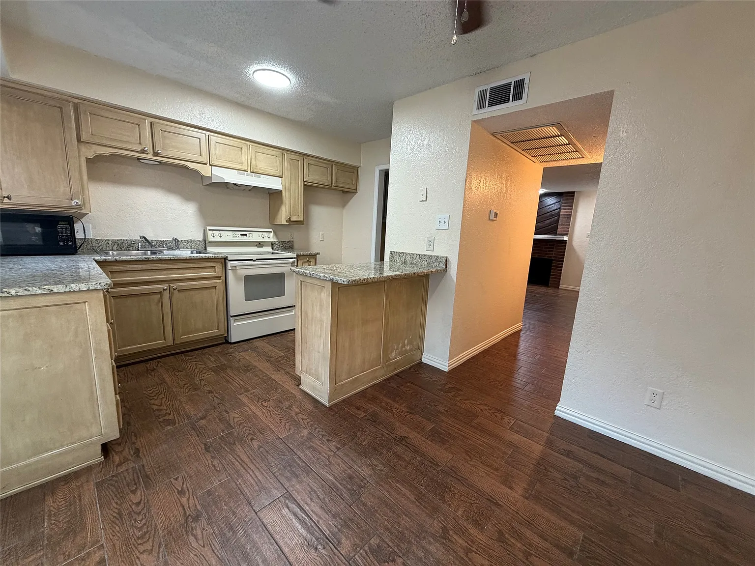 2 bed, 2.5 bath, 966 sqft, $1,550 — Photo 3