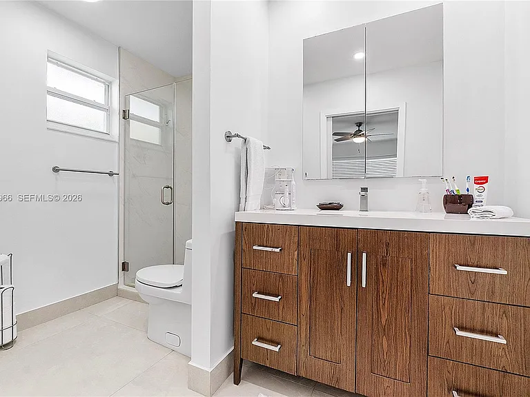 301 Hampton Ln — Photo 24